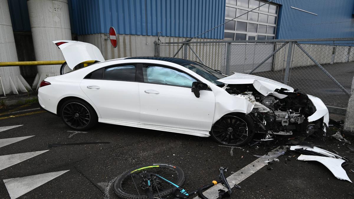 Verunfalltes Auto nach Kollision mit E-Bike in Wil