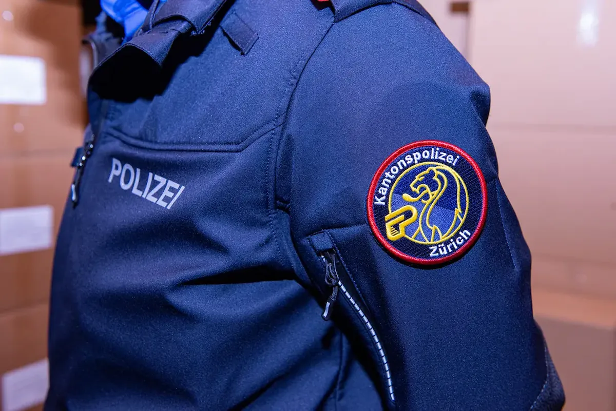 Au ZH: Jugendlicher raubt Uhr von Frau und wird festgenommen