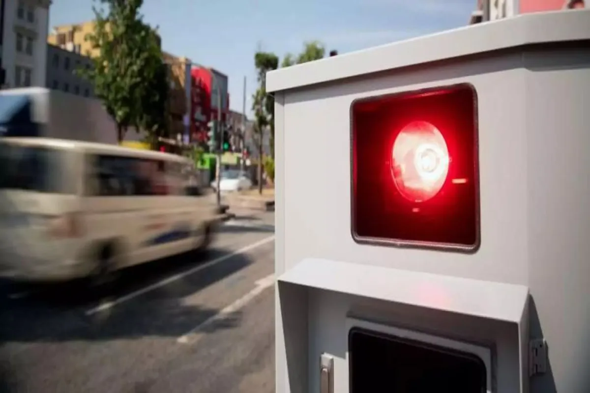 Blitzerbox am Strassenrand bei laufender Kontrolle
