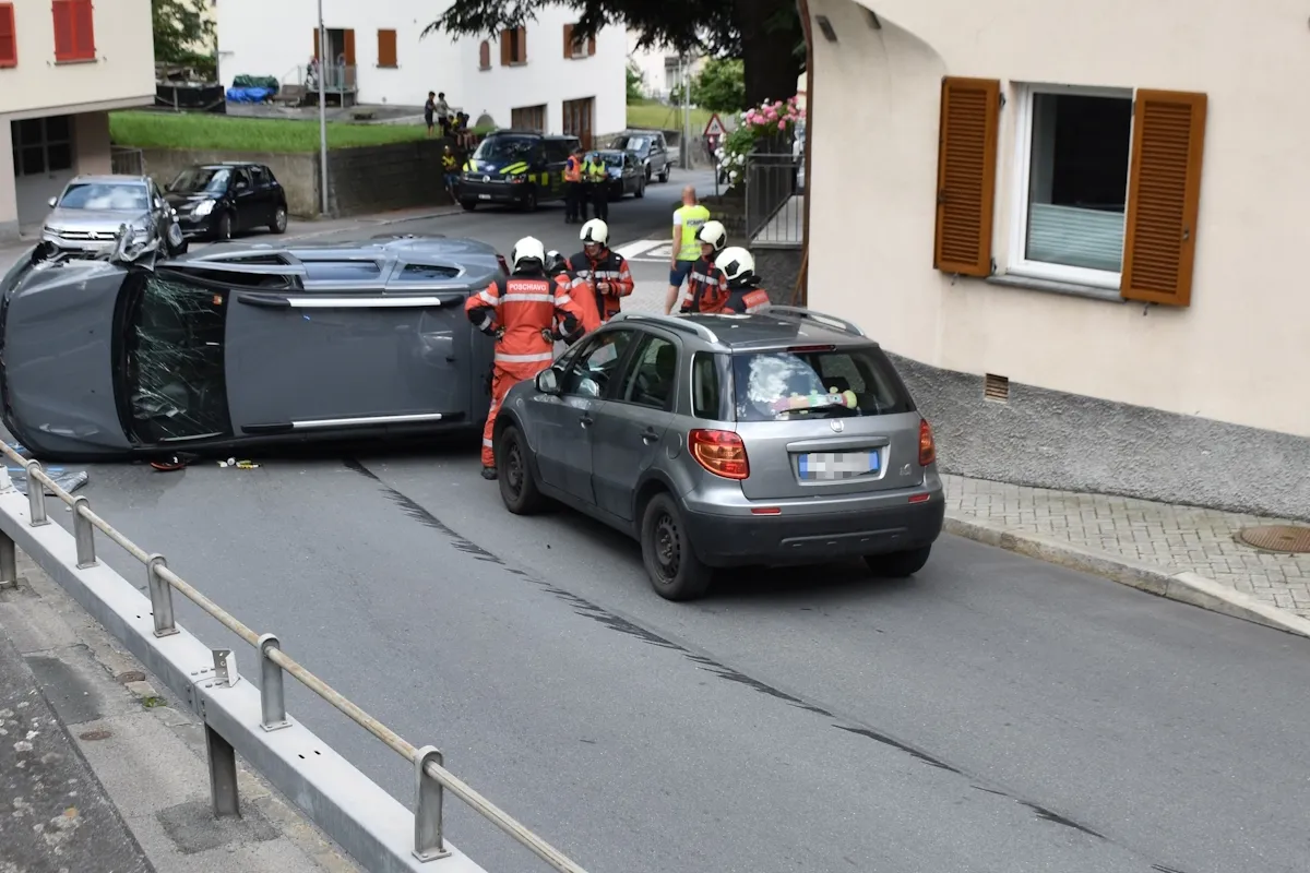 Brusio GR: Auto kollidiert mit Leitplanke und kippt auf Seite