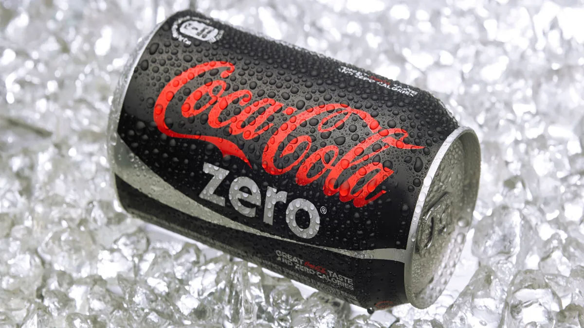 Coca-Cola Zero Dose liegt gekühlt auf Eiswürfeln