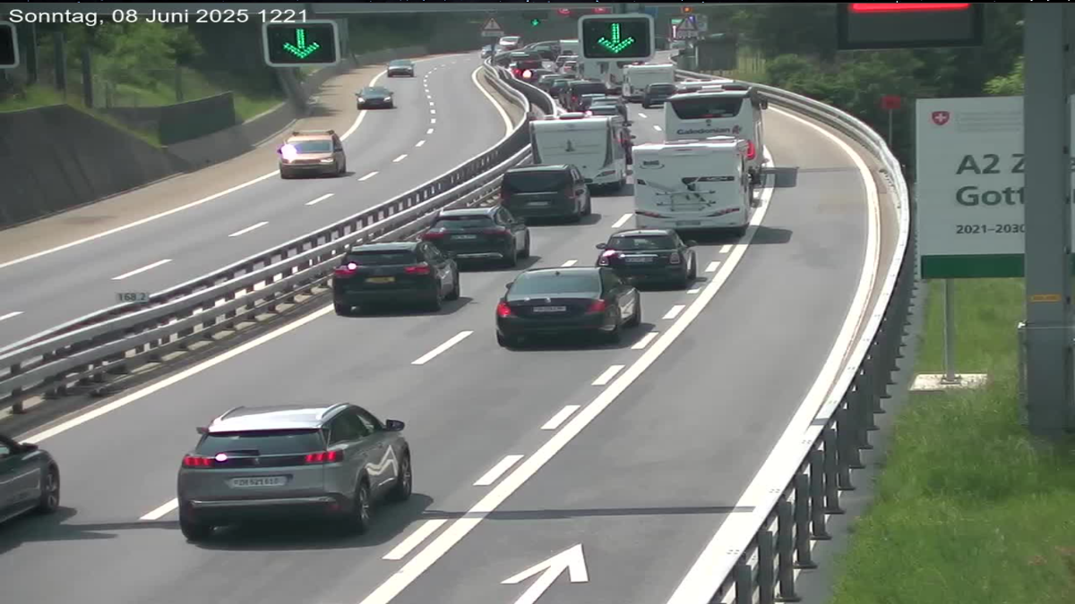 Stau A2 Erstfeld–Göschenen – Verkehr auf 8 km blockiert