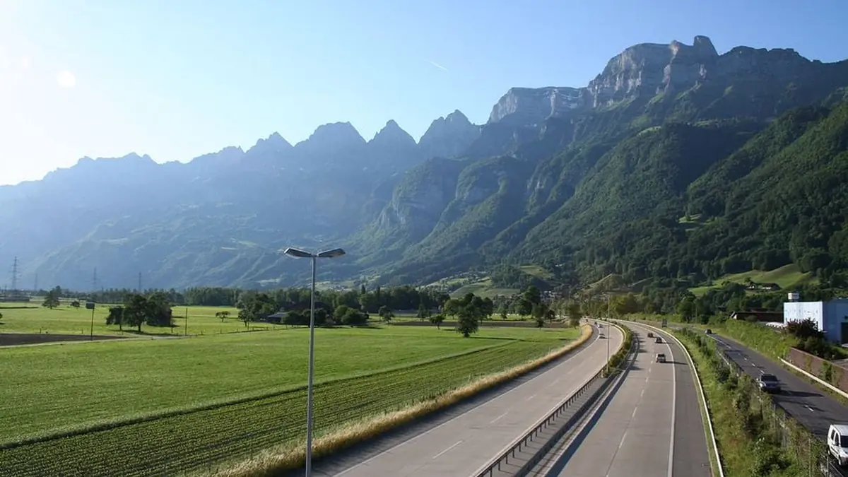 A3 bei Murg mit Blick auf Churfirsten und Felder im Morgenlicht