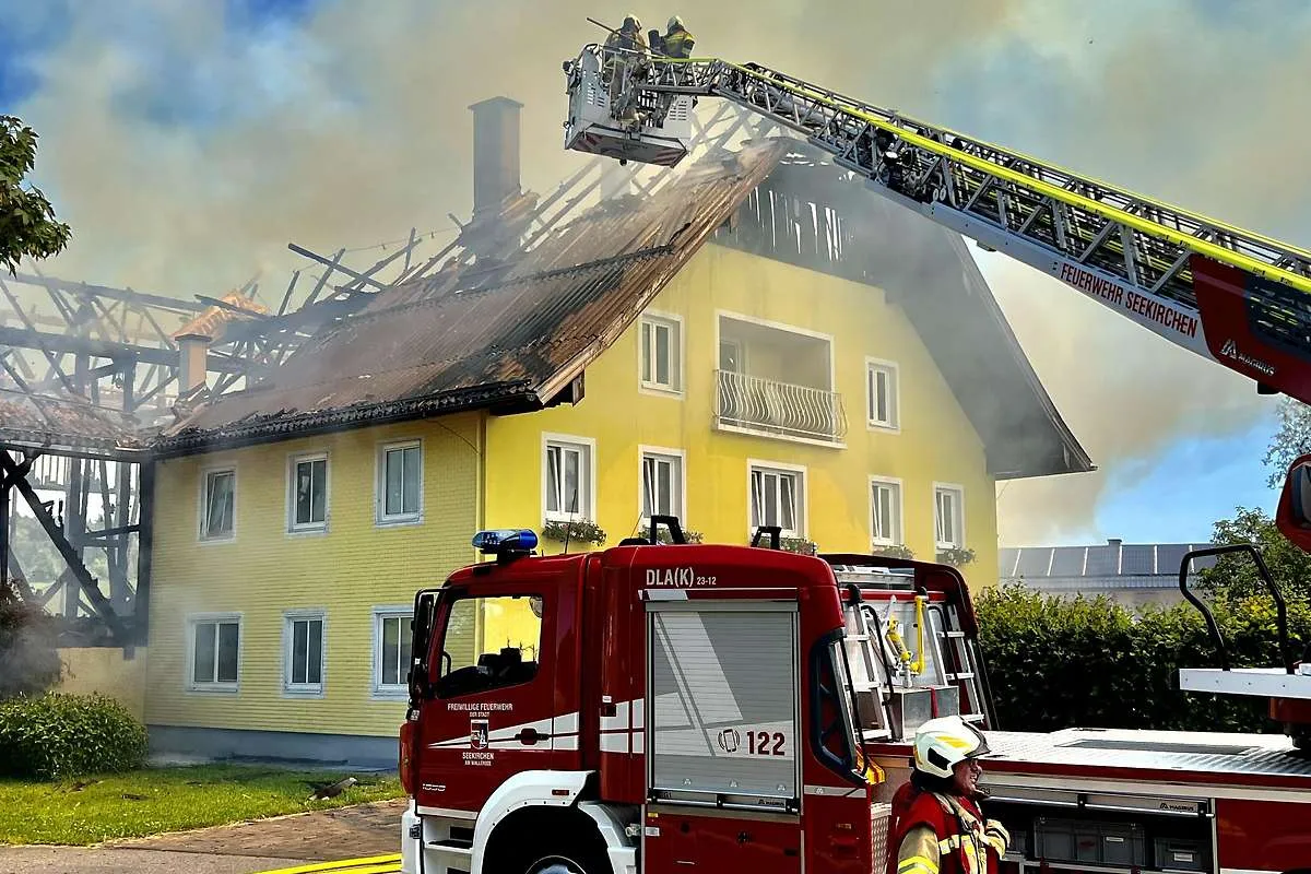 Drehleiter der Feuerwehr Seekirchen im Einsatz bei Bauernhofbrand in Köstendorf