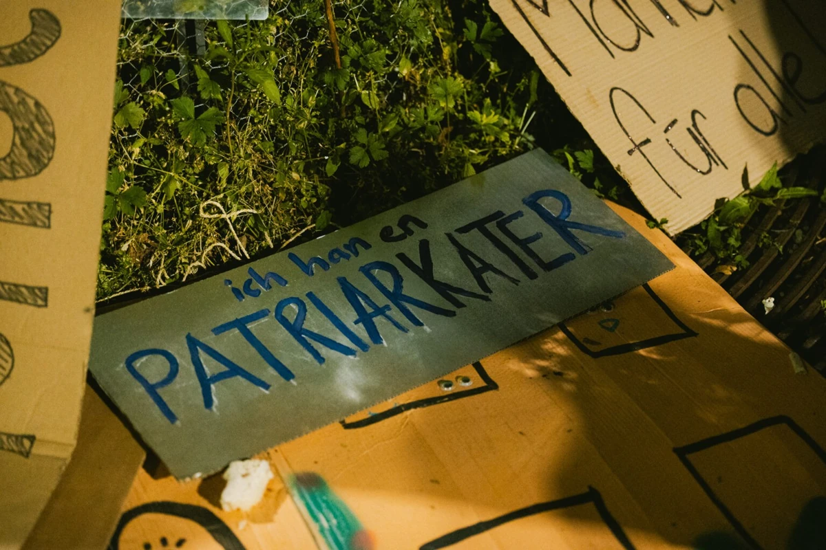 Zürich: Zehntausende bei bewilligter Demonstration – Sprayereien entlang der Route