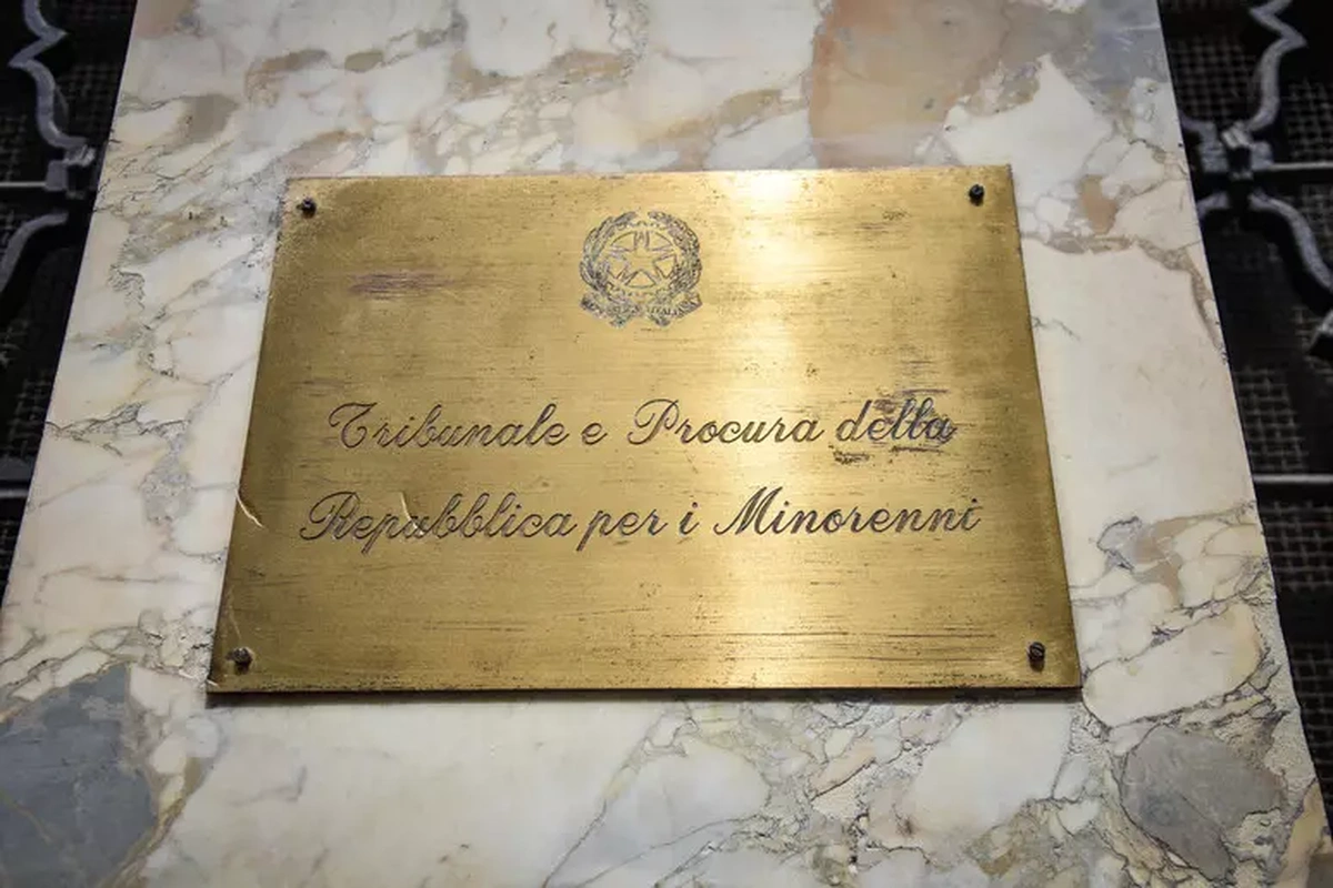 Schild am italienischen Jugendgericht auf Marmorsockel