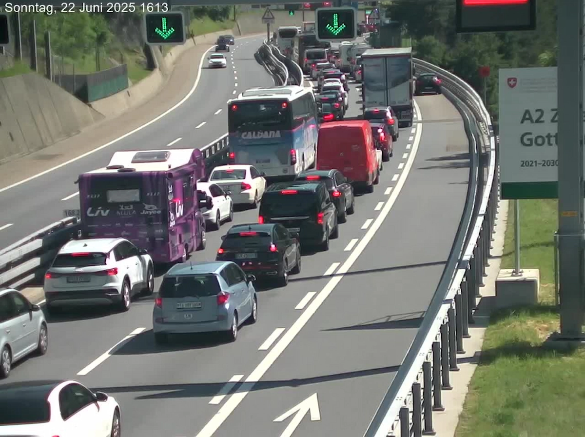 Stau Gotthard: 2 km Stau zwischen Wassen und Göschenen UR