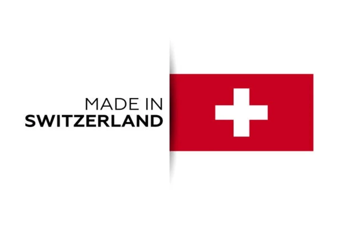 Schweizer Kreuz mit Text Made in Switzerland auf weißem Hintergrund