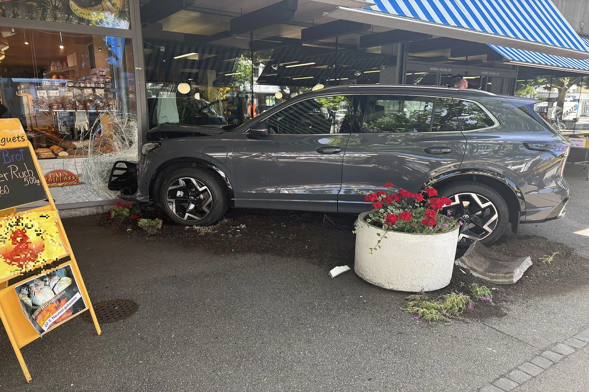 SUV kracht in Bäckerei-Schaufenster in Muttenz