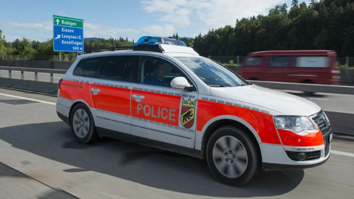 Einsatzfahrzeug der Kantonspolizei Bern auf der AutobahnTitel: Kantonspolizei Bern im Einsatz
