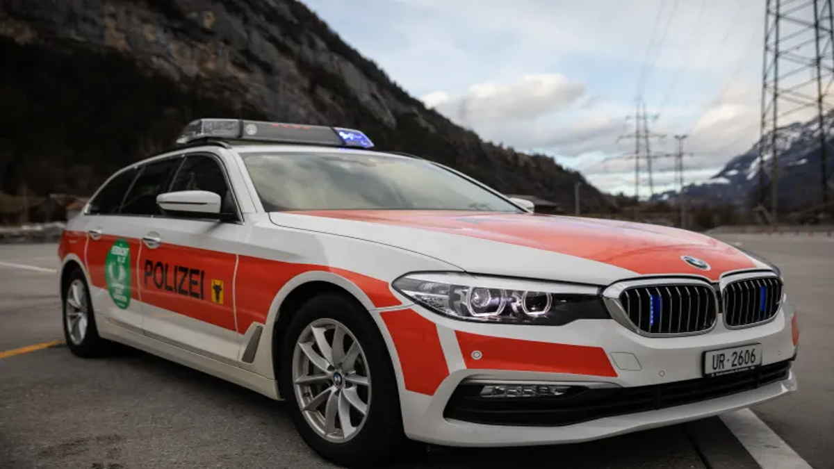 Hospental UR: Selbstunfall nach Überholmanöver – Auto landet in Wasserrinne