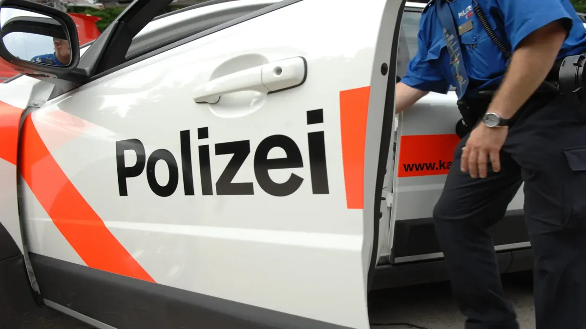Einsatzfahrzeug der Kantonspolizei Thurgau mit Unfall-Warnschild im Vordergrund