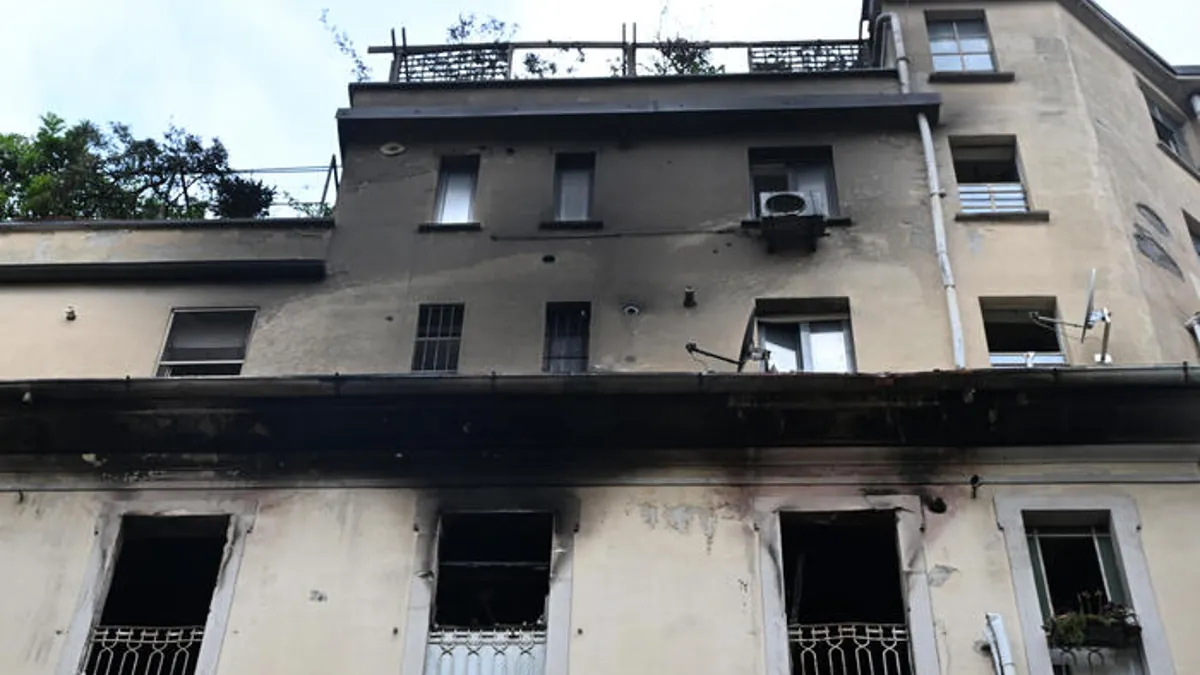 Verbrannte Fenster und schwarze Spuren nach Brand in Mailänder Wohnhaus