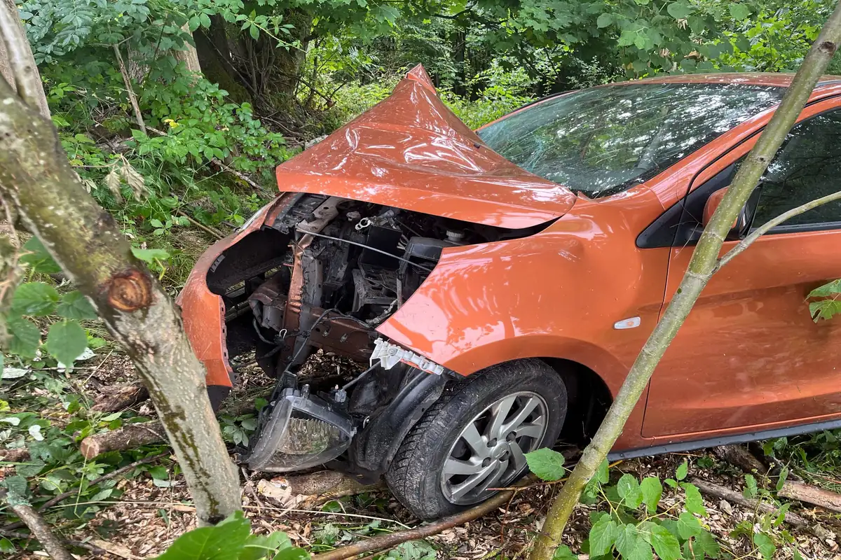 Velbert DE: Mitsubishi hebt nach Kontrollverlust ab – zwei Personen verletzt