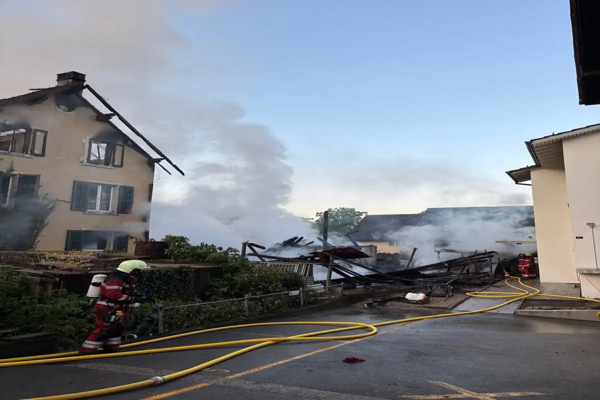 Weiningen ZH: Scheune und Wohnhaus bei Brand zerstört – zwei Verletzte