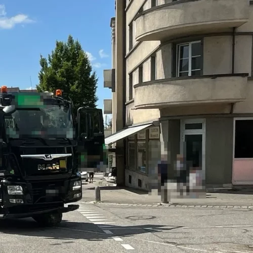 Langendorf SO: Lastwagen prallt gegen Baum – Fahrer verletzt