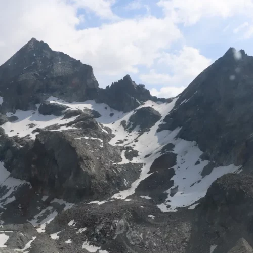 Évolène VS: Wanderin stirbt nach Felsblock-Abgang