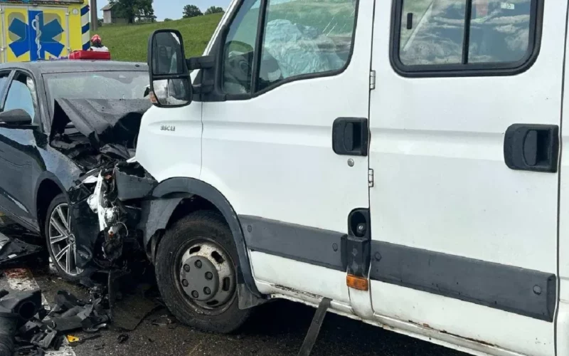 Frontaler Zusammenstoss zwischen Auto und Lieferwagen in Châtel-Saint-Denis