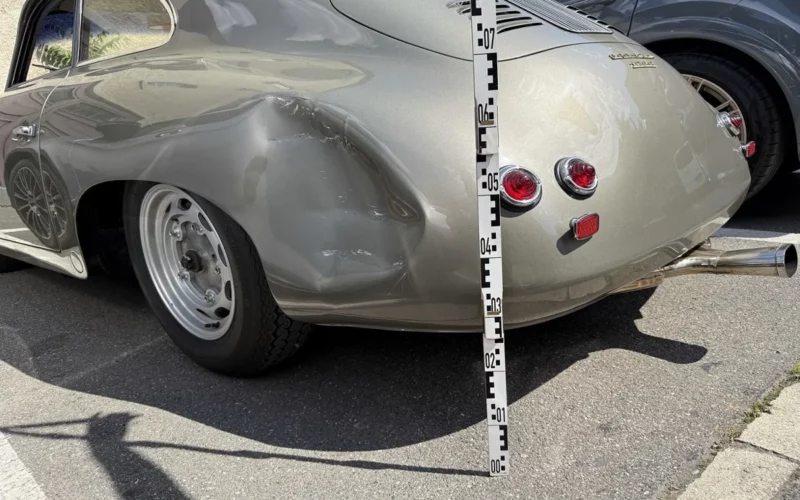 Beschädigter Oldtimer Porsche nach Verkehrsunfall auf dem Kirchhofplatz in Schaffhausen – Blechschaden am Heck