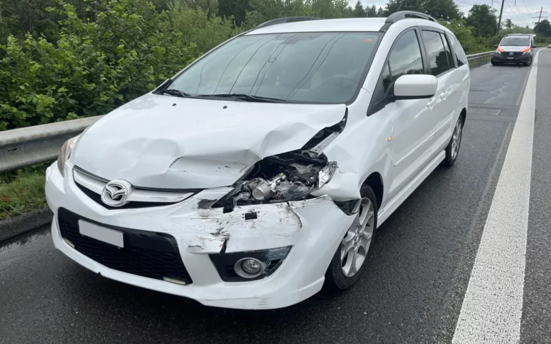 Selbstunfall auf A14 bei Ebikon LU: Auto prallt in Leitplanke