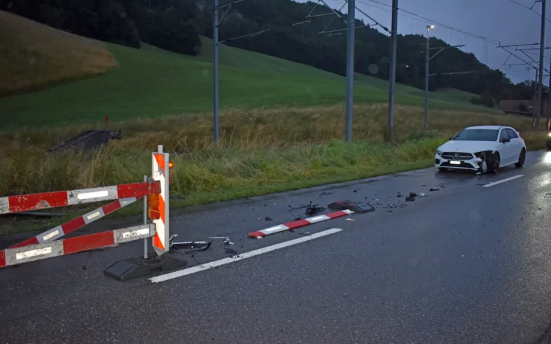 Unfall in Daiwil LU: Auto prallt gegen Baustellenabschrankung