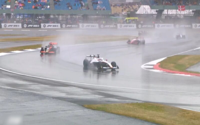 Formel 1 in Silverstone: Regen verzögert Programm