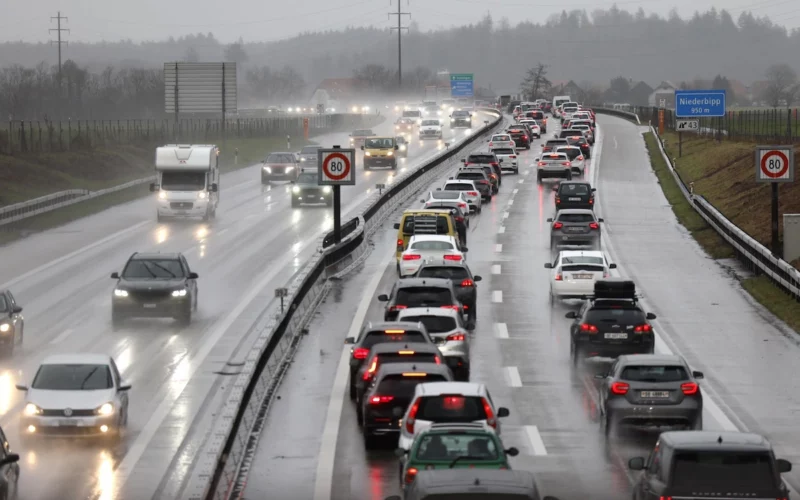 A1 bei Niederbipp: 11 km stockender Verkehr Richtung Härkingen SO bei Regen