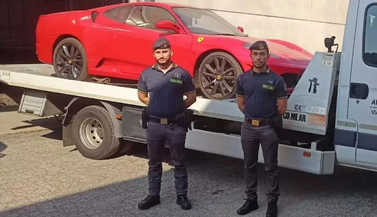Ferrari-Fälschung zerstört: Toyota als Luxuswagen getarnt