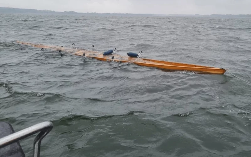 Ruderboot kentert auf Müritz D – Touristen klammern sich an Tonne