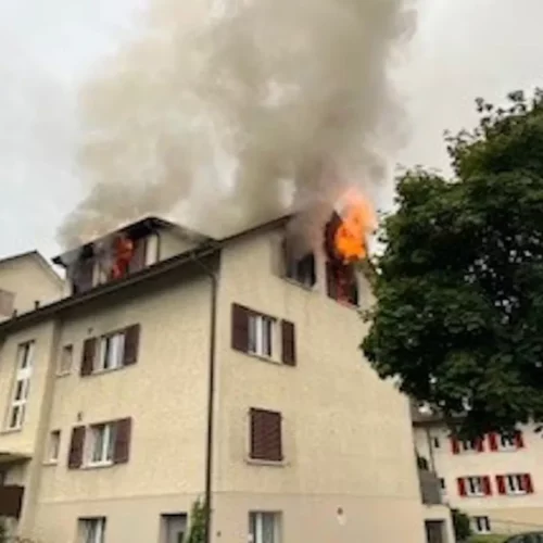 Dachstockbrand in Niederwangen BE: Eine Person schwer verletzt