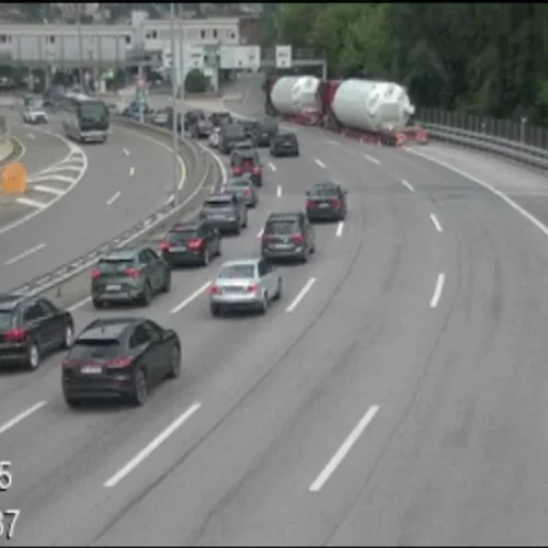 Stau auf der A2 bei Chiasso TI: Verkehrsüberlastung Richtung Grenze