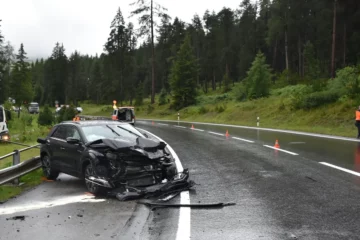 Kurve bei Hochgebirgsklinik: LKW schleudert in Auto – Frau verletzt