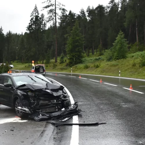 Kurve bei Hochgebirgsklinik: LKW schleudert in Auto – Frau verletzt