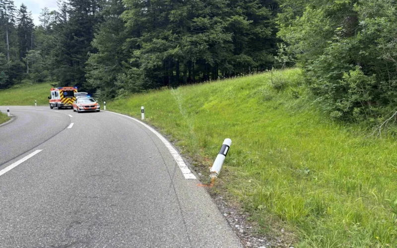 Polizei und Rettungsdienst bei Motorradunfall in Ennetbühl – Kurve mit Wiesland