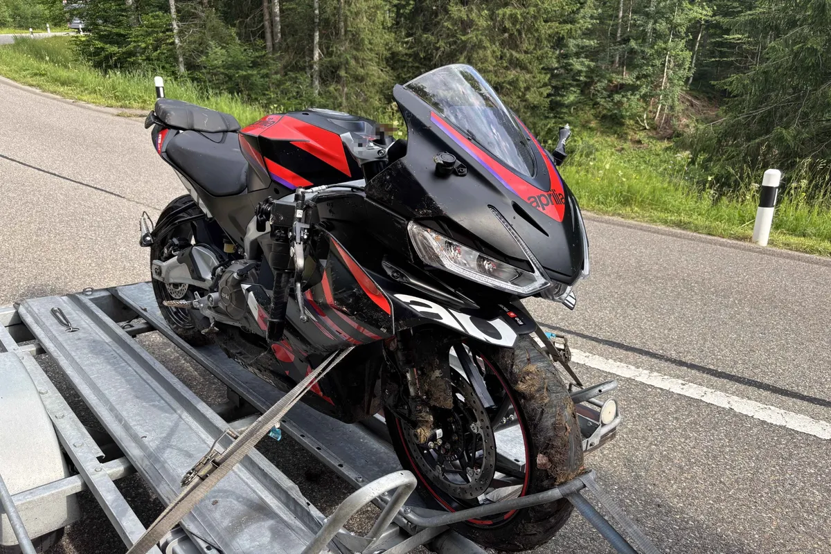 Verunfalltes Motorrad auf Anhänger nach Selbstunfall bei Ennetbühl