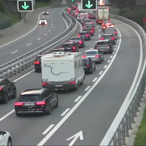 Stau auf A2 bei Wassen UR: 2 km Behinderung