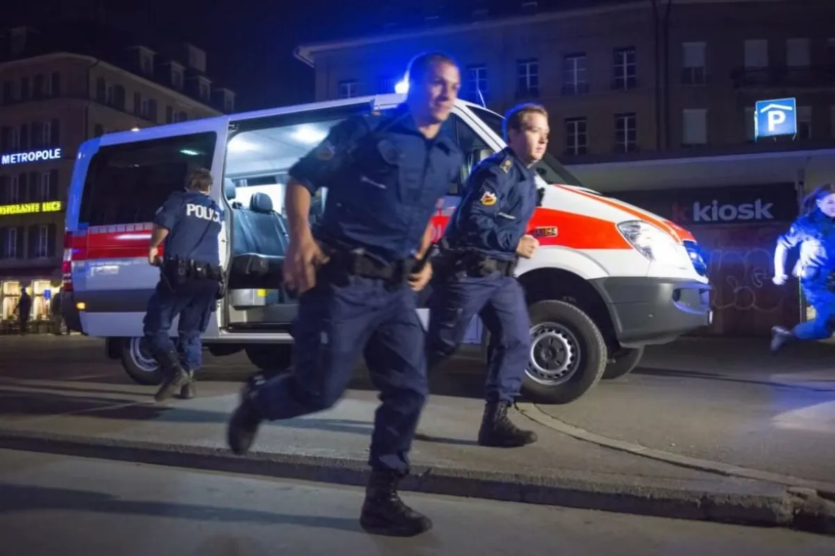 Polizisten rennen bei einem nächtlichen Einsatz aus einem Einsatzfahrzeug in der Innenstadt