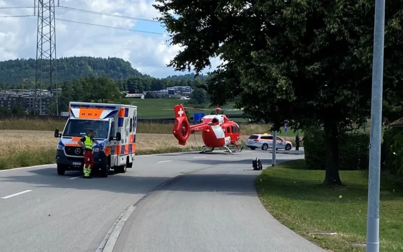 Rettungseinsatz in Baar mit Rega-Helikopter und Ambulanz nach schwerem Sturz