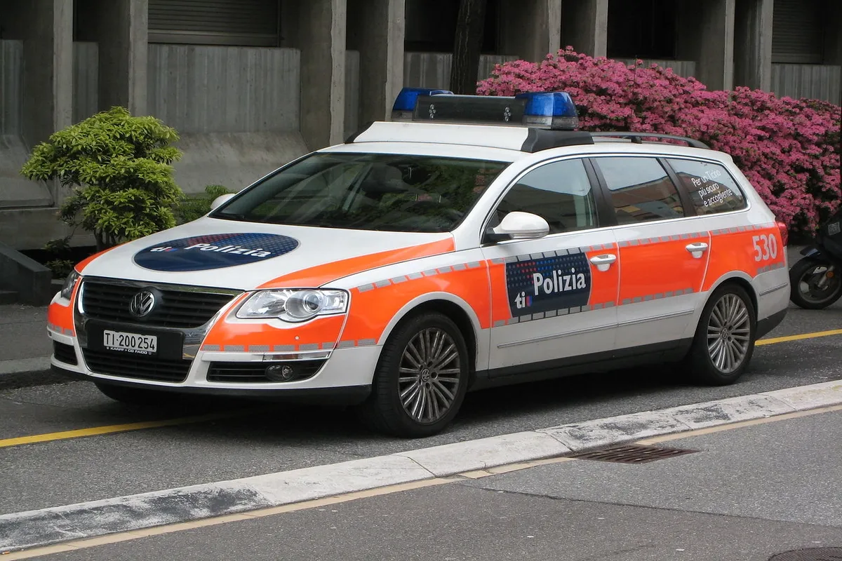 Streifenwagen der Kantonspolizei Tessin auf Strasse in Lugano