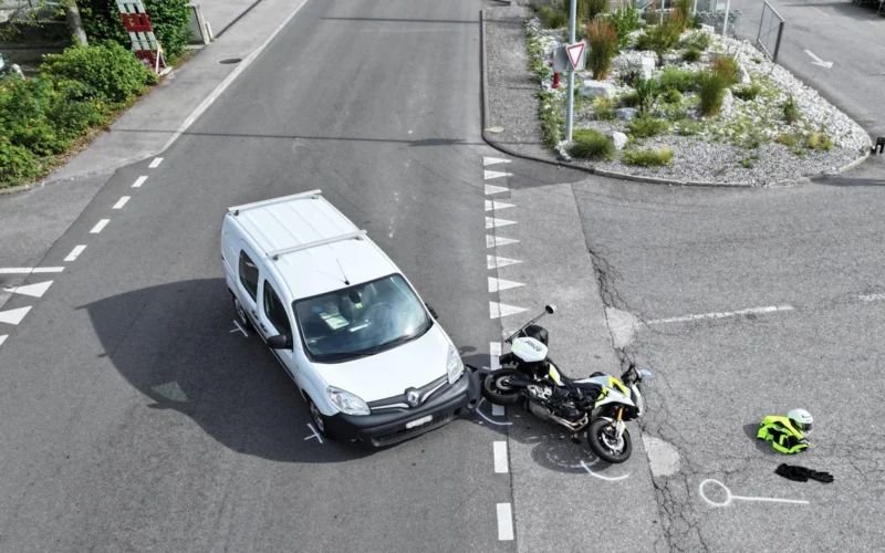 Châtel-St-Denis FR: Polizeimotorrad kollidiert mit Auto – Fahrer verletzt
