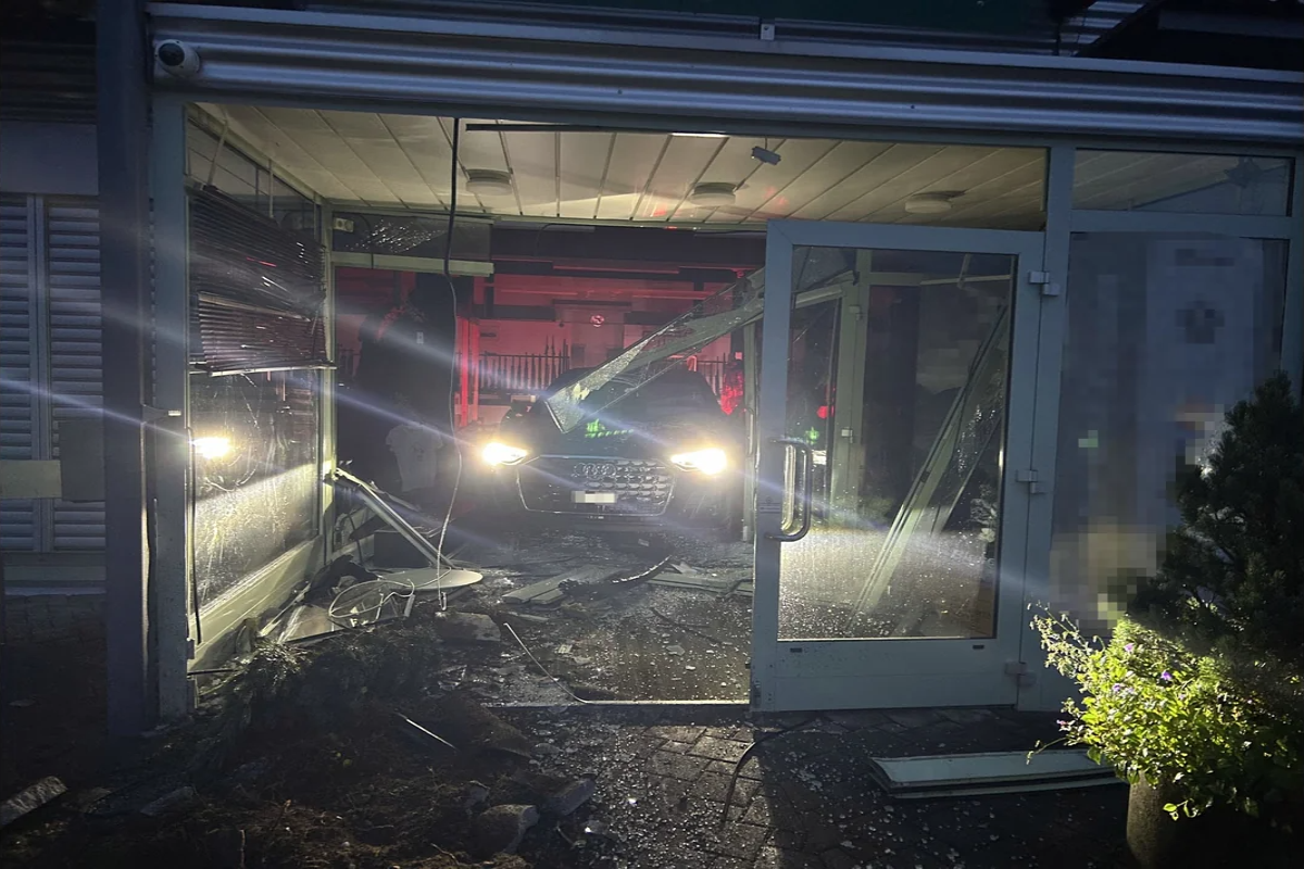 Auto kracht nachts in Gebäudeeingang in Altstätten SG