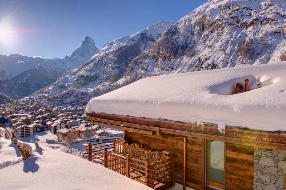 Winterliche Berghütte mit Blick