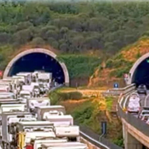 Tödlicher Unfall im A1-Tunnel bei Florenz (I): Drei Menschen und ein Hund sterben