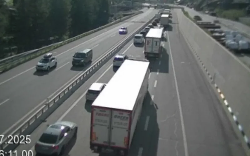 A2 bei Airolo TI: 5 km Stau vor dem Gotthard – bis zu 50 Minuten Wartezeit