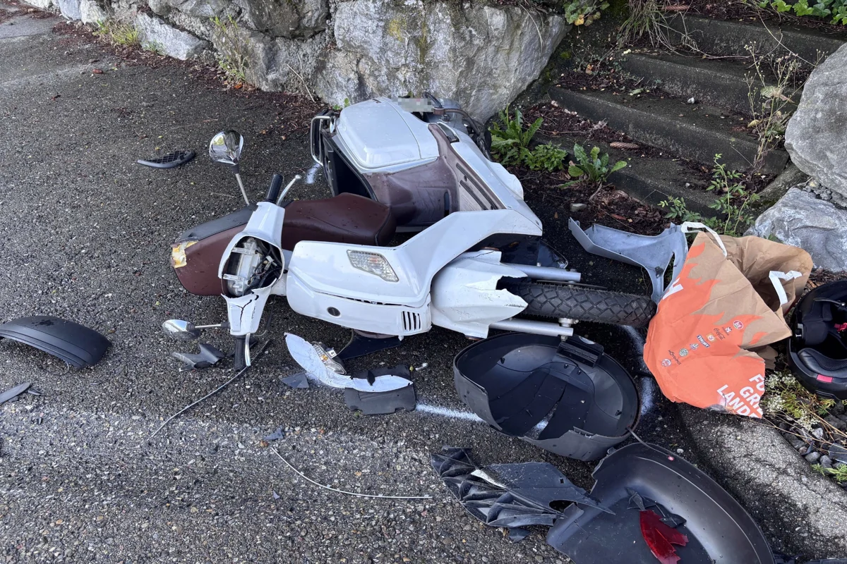 Unfall in Eggersriet SG mit beschädigtem Roller