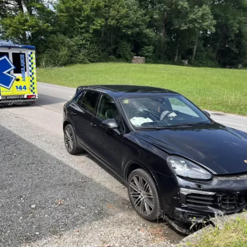 Selbstunfall in Eichberg: Lenker prallt in Mauer