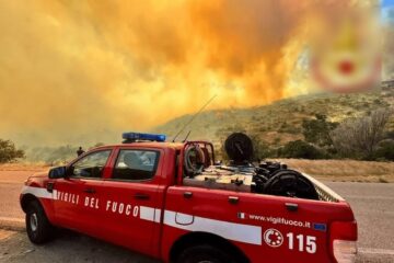 Flucht ins Meer: Feuer schockt Badegäste auf Sardinien (I)