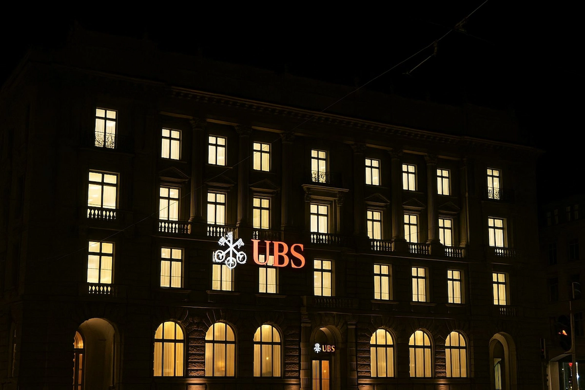UBS-Hauptsitz am Paradeplatz Zürich bei Nacht – Symbolbild für Bankenstreit
