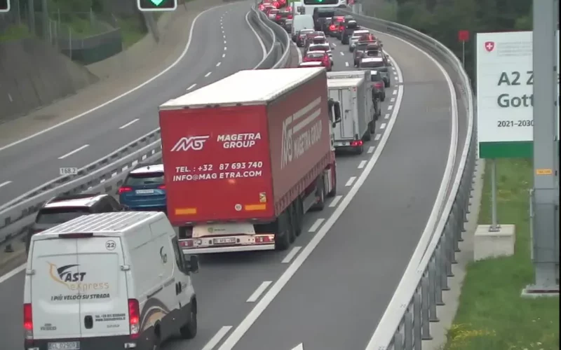 Stau auf A2 bei Wassen UR: 3 km Kolonne vor Gotthard