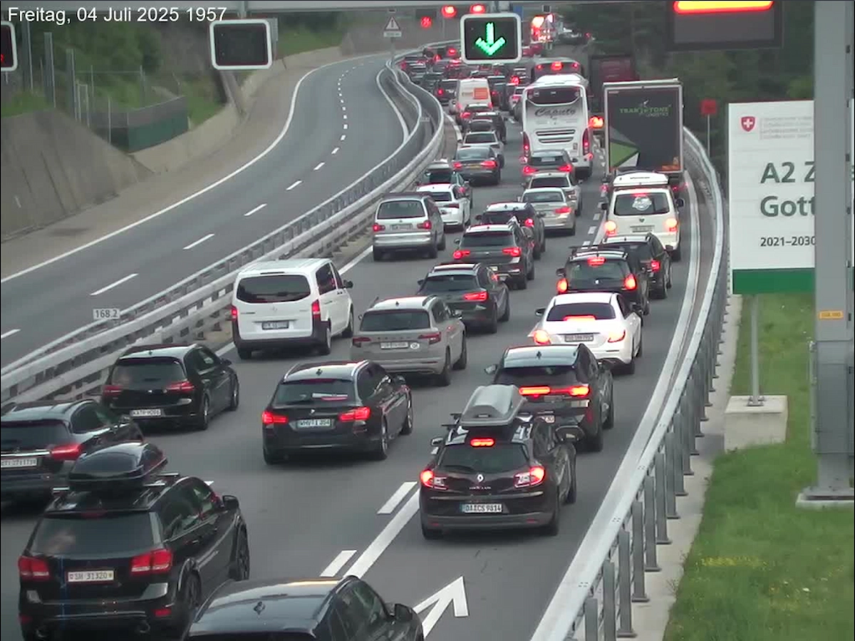Stau auf A2: 3 km Verkehrsbehinderung bei Wassen UR